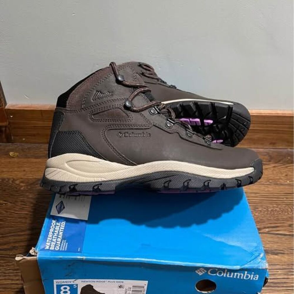 Columbia 8.5 Wide Women’s Hiking Boots Leather Newton Ridge Brown